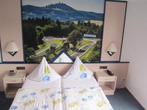 
Ein Bett oder Betten in einem Zimmer der Unterkunft Land-gut-Race-Hotel zur Burg Nürburgring
