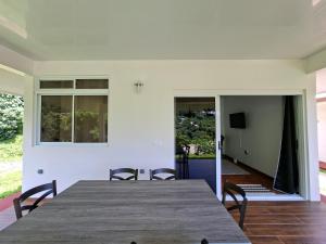a large dining room with a table and chairs at Bungalow Hoarai in Uturoa
