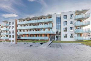 an empty parking lot in front of a building at Apartament Deluxe Chełm in Chełm