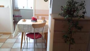 cocina con mesa con 2 sillas y mesa con mesa en Haus Alpenhof, en Immenstadt im Allgäu