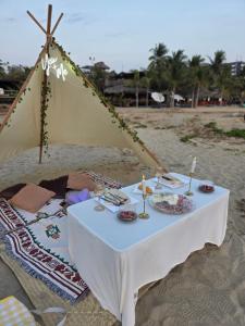 a table with plates of food on the beach at Estudio Arena in Brisas de Zicatela