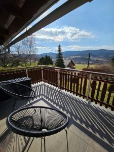 a patio with a table and chairs on a balcony at Rodinná chata Alexa, Beskydy in Prostřední Bečva