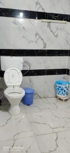 a bathroom with a toilet and a black and white wall at Himvilla Kasol in Jāmb +7 photos