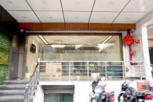 a motorcycle parked in front of a building at Hotel MM Palace Vairo Cafe Rooftop View Taj Mahal in Tājganj
