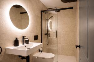 a bathroom with a toilet and a sink and a shower at Hotel El Paraíso del Pas in Barcenilla
