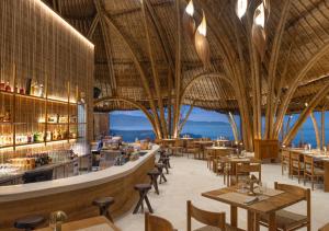 an image of a restaurant with tables and chairs at ARNA Suites and Ocean Lounge in Nusa Lembongan