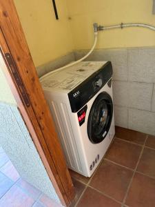 a washing machine in the corner of a room at A Casa del Ferdy in Caserta