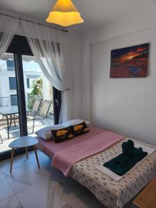 ein Schlafzimmer mit einem Bett und einer gelben Decke in der Unterkunft Apartment Mitko in Ofrynio + 11 Fotos