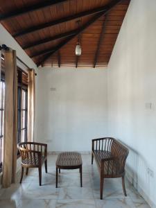 two chairs and a table in a room at DenbyD in Tennekumbura +14 photos