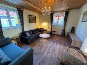 a living room with a couch and a table at LUMINOUS SALZBURG - Kostenloser Parkplatz , Stadt Nähe in Salzburg