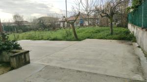 an empty driveway in a field with a fence at La Candelora Casa Vacanze in Ticchiena