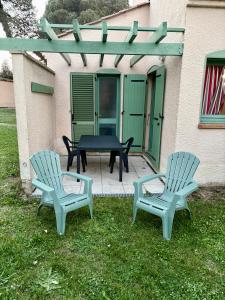 two chairs and a table on a patio at Maisonnette les oliviers in Argelès-sur-Mer