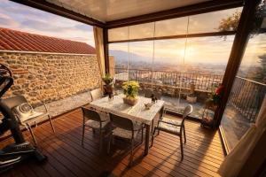 a table and chairs on a balcony with a view at B&B ALLE SCALETTE in Trissino
