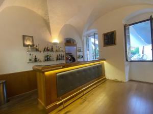 a room with a bar with a window at A Spelunca in Speloncato