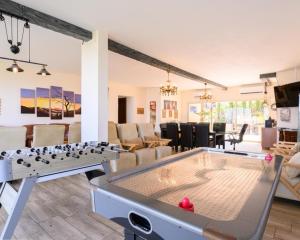 a ping pong table in the middle of a living room at האלפים של הכרמל ומצפה העמקים- וילה ומלונית מול נוף הצפון in Talpiyyot
