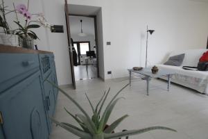 a living room with a couch and a table at A Casa di Laura in Parella