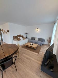 a living room with a couch and a table at Maisonnette individuelle in Figarol