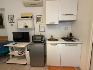 a small kitchen with a sink and a microwave at Il Filo di Arianna 2 in Polverara