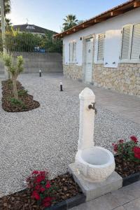 a garden with a toilet in the middle of a house at Casa indipendente con giardino e vista mare - Casa Gennaro in Agropoli