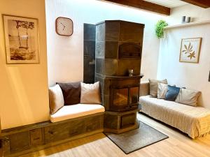a living room with a couch and a clock on the wall at Ferienhaus Schlummerkoje in Friedrichskoog