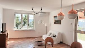 a living room with a couch and a tv at Casa indipendente con giardino e vista mare - Casa Gennaro in Agropoli