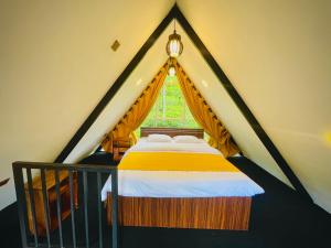 ein Schlafzimmer mit Bett in einem Zelt in der Unterkunft Loop Side Cabin in Ella