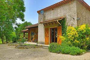 a house with an entrance to a yard at A Soulas in Armous-et-Cau