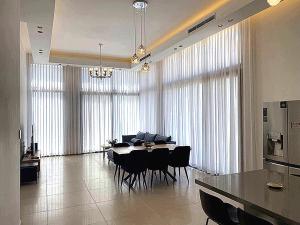 a kitchen and dining room with a table and chairs at Penthouse à Manhattan Netivot in Netivot