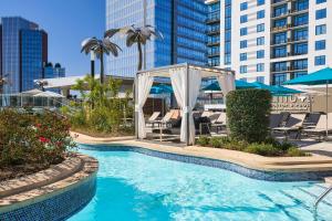a swimming pool with chairs and a gazebo at Marriott Marquis Houston in Houston
