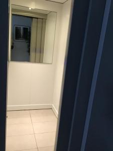 a room with a mirror and a white door at La casa in Tielt