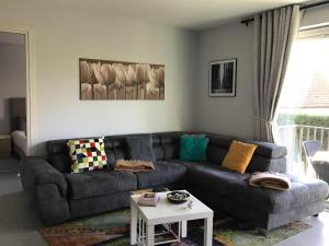 a living room with a couch and a table at La casa in Tielt