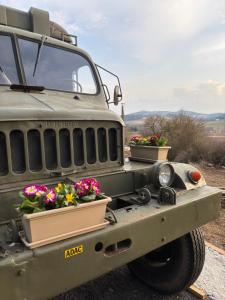 a jeep with flowers on the back of it at Glamping Vejtřaska in Mochtín