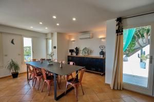 a dining room with a table and chairs at Villa 259 in Roquebrune-sur-Argens