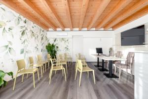 a meeting room with a table and chairs at Luxea Guest House - B&B Treviso in Preganziol +30 photos