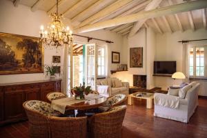 a living room with a table and chairs at Villa Mary in Montinelle