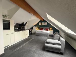 a living room with a couch and a kitchen at Ferienwohnung Regel in Lauingen