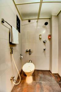 ein Badezimmer mit Toilette und Schlauch in der Unterkunft MY Bizz Hotel Sapna in Pune + 46 Fotos