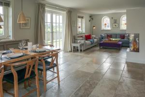 a living room with a dining table and a couch at Lachmöwe in List