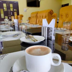 Eine Tasse Kaffee steht auf einem Tisch in der Unterkunft Hotel Hempi in Diphu