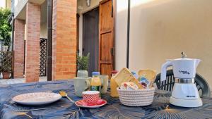 a table with a blender and baskets of food on it at Maya Suite & Garden in Sarteano