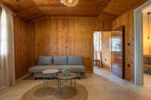 a living room with a couch and a table at Naus Limen in Marathi