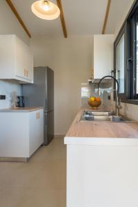 a kitchen with a sink and a counter top at Naus Limen in Marathi