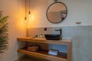 a bathroom with a sink and a mirror at Naus Limen in Marathi +25 photos