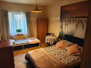 ein Hotelzimmer mit zwei Betten und einem Tisch in der Unterkunft Pensjonat Libra in Karolinów