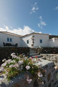a view of a house with flowers in the yard at VV Casa Los Brezos "by AFCVacacional" in Breña Alta