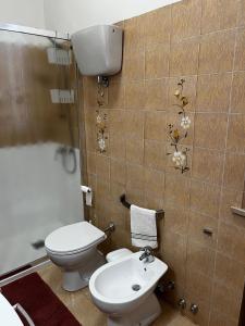 a bathroom with a toilet and a sink at Podere Campanella in Sinalunga