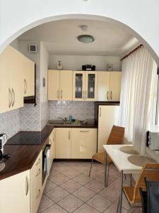 a kitchen with white cabinets and a table at Ferienwohnung in Misdroy/Ostsee in Międzyzdroje