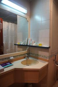 a bathroom with a sink and a mirror at فندق رؤى الاندلس البلاتيني - Roaa Alandalus Platinum Hotel in Medina
