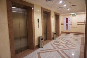 a hallway with two elevators in a building at فندق رؤى الاندلس البلاتيني - Roaa Alandalus Platinum Hotel in Medina
