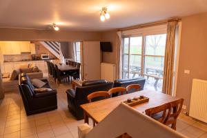 a living room with a couch and a table at 't Ooievaarsnest in Veurne